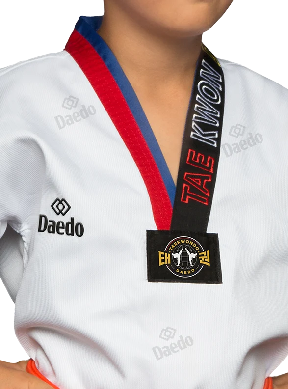 Zomer dobok met rood-blauwe kraag (kopie)