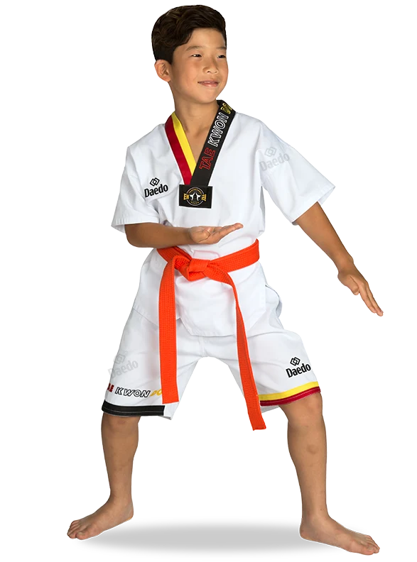Zomer dobok met rood-gele kraag