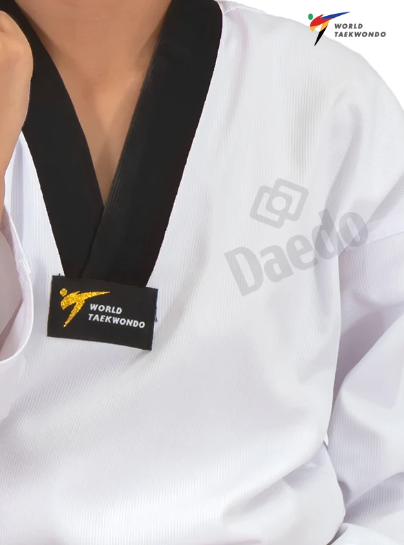 TA1021 Dobok WT zwarte kraag met letters op de rug