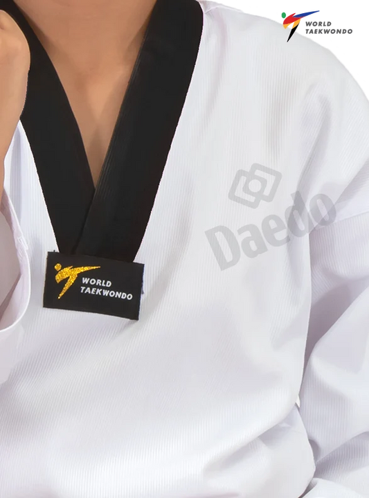 TA1021 Dobok WT zwarte kraag met letters op de rug